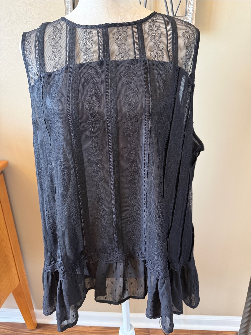 Suzanne Betro Black Lace Ruffle-Hem Sleeveless Camisole